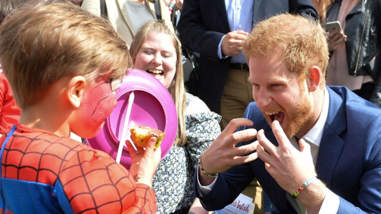 Harry herceg hátat akart fordítani a királyi családnak