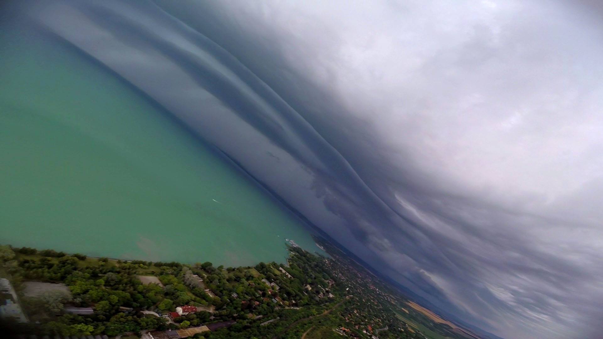 Időjárás: gyönyörű zivatarfellegeket fotóztak a Balaton felett