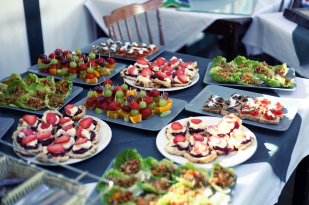 Lejárt szavatosságú ételt szolgált fel esküvőjén a fiatal pár Lejárt szavatosságú ételt szolgált fel esküvőjén a fiatal pár