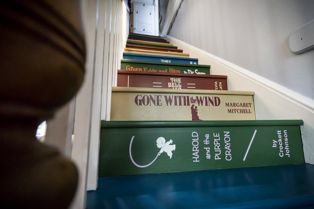 A könyvespolc-lépcső a legmenőbb DIY-projekt, amit eddig láttál