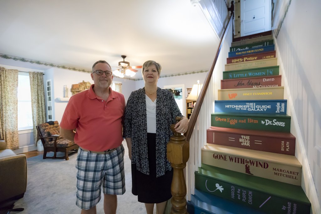 A könyvespolc-lépcső a legmenőbb DIY-projekt, amit eddig láttál