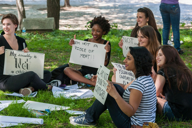 Táblára írt üzenetek egy New York-i demonstráción. Az alábbi feliratok olvashatóak: