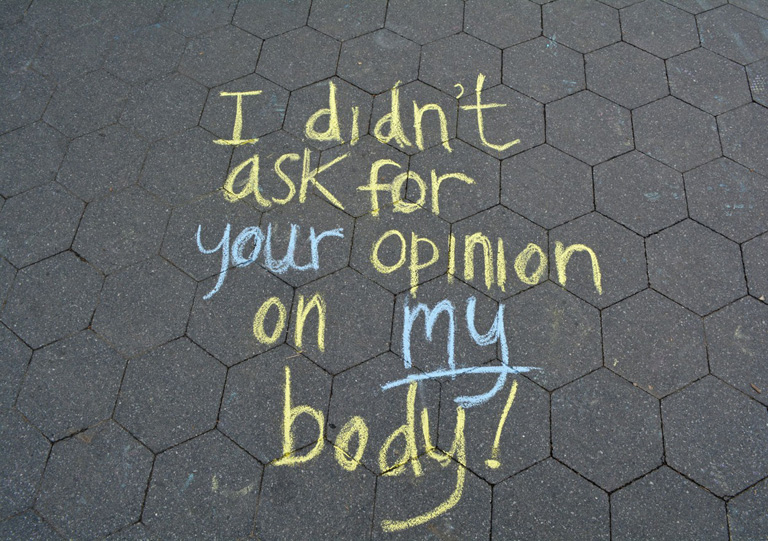 Üzenet az aszfalton, egy New York-i demonstráción