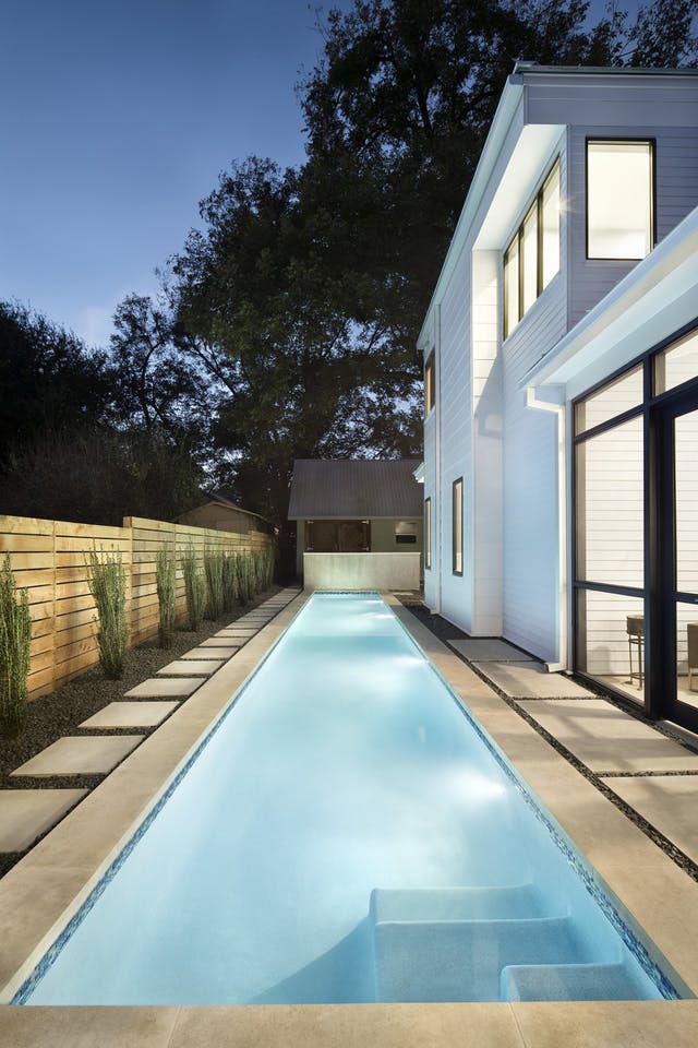 A kis udvarokban is elférnek az extrém keskeny medencék