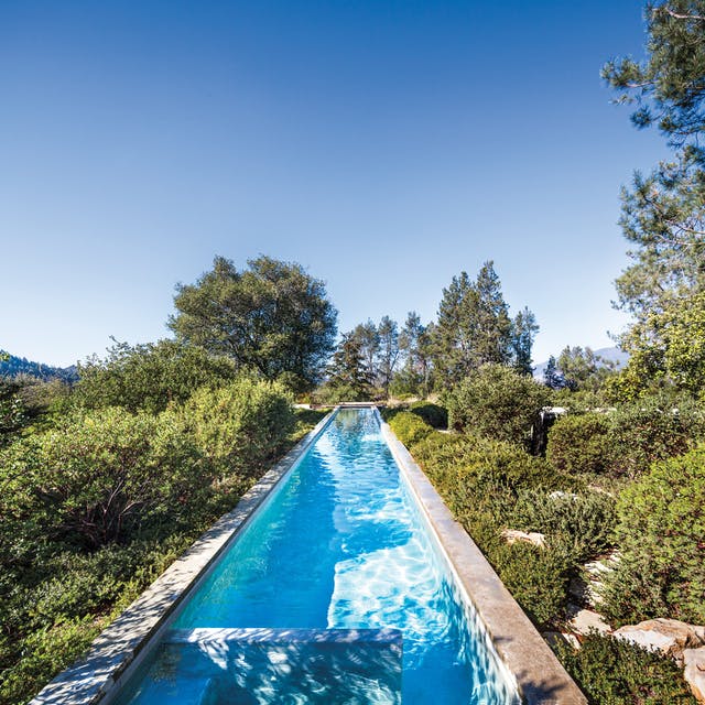 A kis udvarokban is elférnek az extrém keskeny medencék