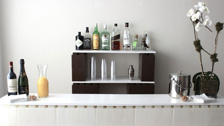 Elegáns minimalista bárpult felnőttlegóból (Fotó: everblocksystems.com)