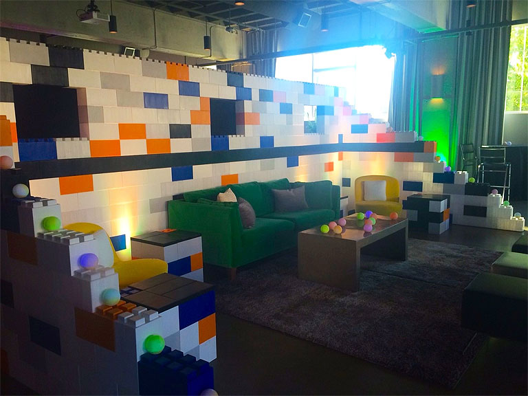 A színes téglák kombinálásával vidám hangulatú terek alakíthatóak ki (Fotó: everblocksystems.com)