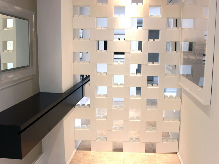 Egy ilyen térelválasztó fal percek alatt felépíthető kalapács és ragasztó nélkül (Fotó: everblocksystems.com)