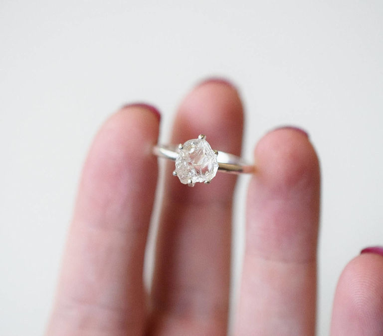 Csiszolatlan gyémántokból lett a legújabb eljegyzési gyűrű-trend