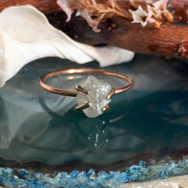 Csiszolatlan gyémántokból lett a legújabb eljegyzési gyűrű-trend Csiszolatlan gyémántokból lett a legújabb eljegyzési gyűrű-trend