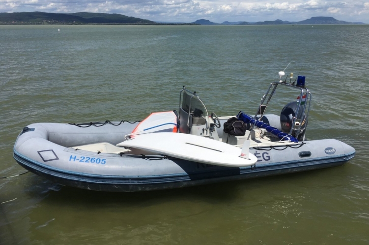 Szörföst mentettek a Balatonból