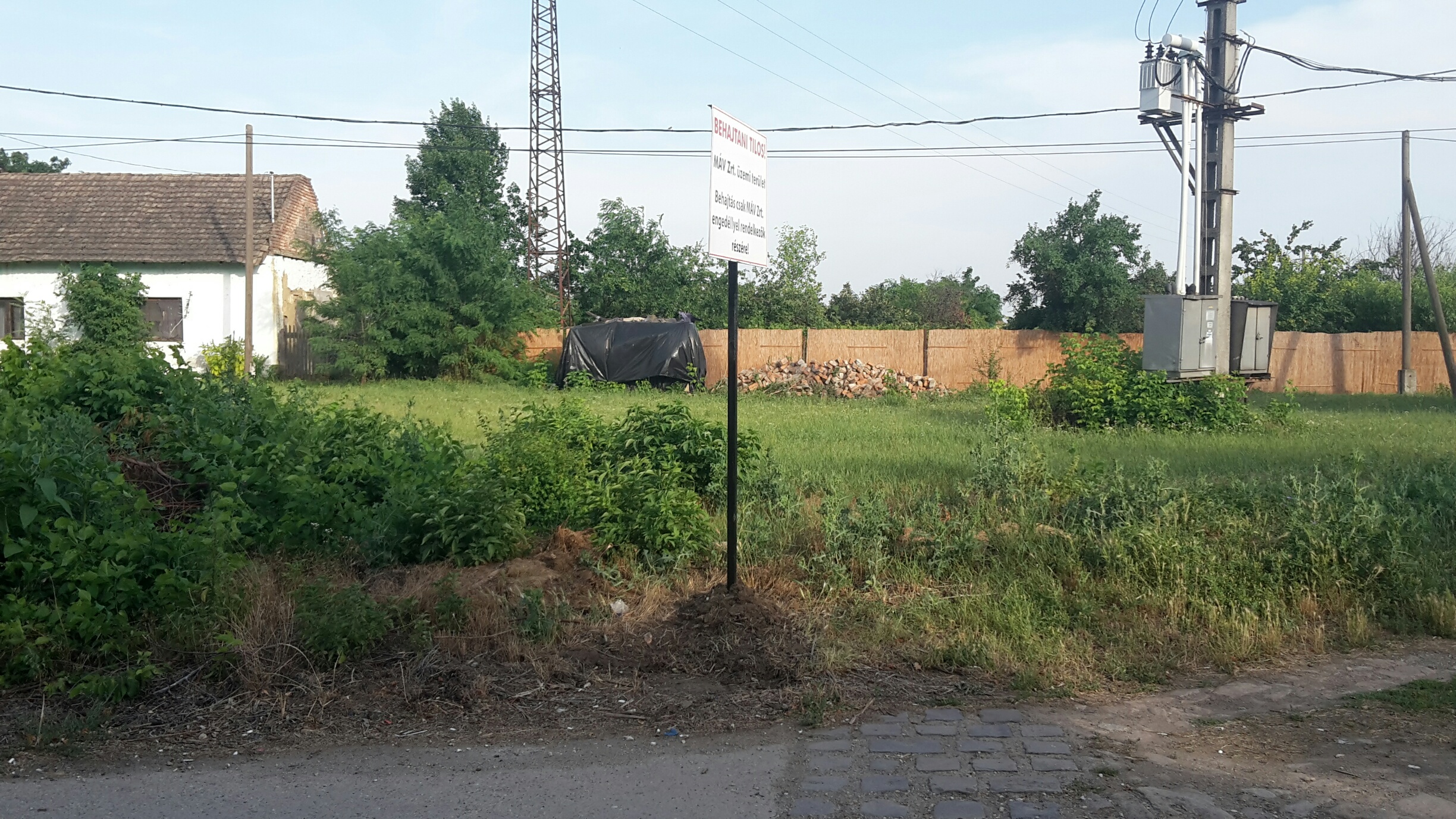 Táblával tiltotta ki otthonából Erzsébetet a MÁV