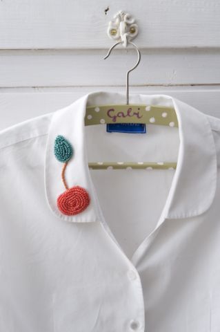 DIY: dobd fel a fehér blúzod cseresznye mintával!