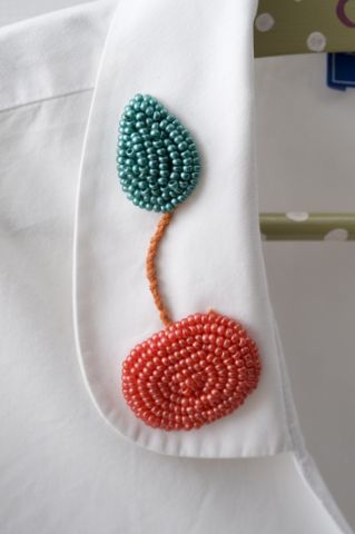 DIY: dobd fel a fehér blúzod cseresznye mintával!