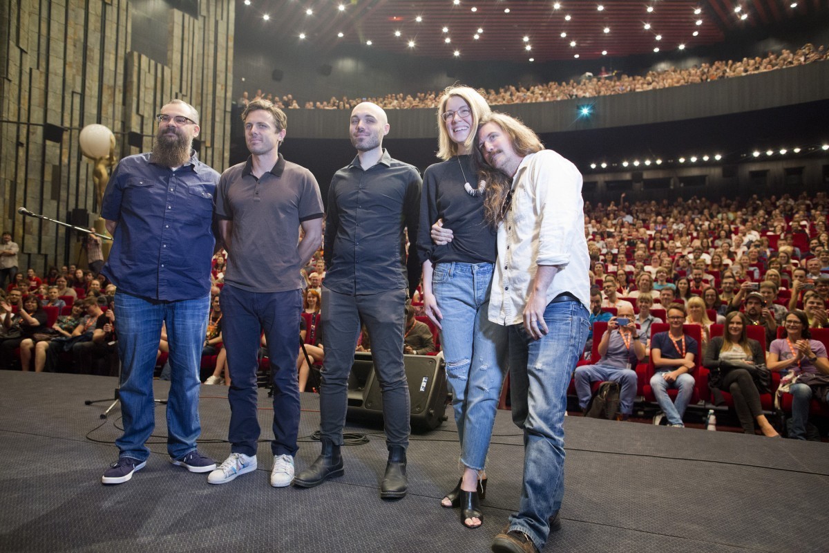 Casey Affleck és David Lowery (középen), a film producereivel Karlovyban (Fotó: KVIFF Press)