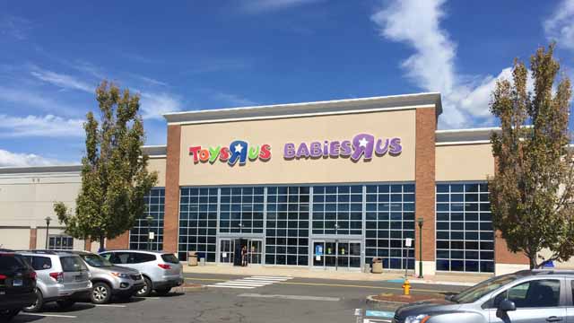 Durván megalázták a bababoltban a kisbabáját gyászoló nőt