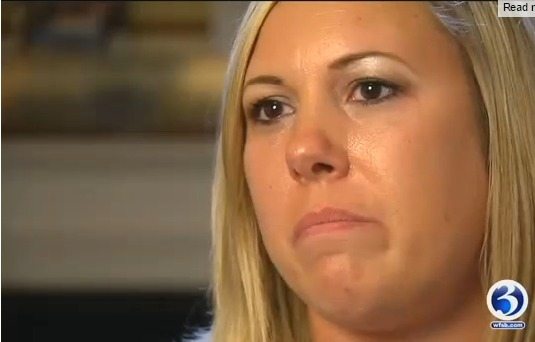 Durván megalázták a bababoltban a kisbabáját gyászoló nőt