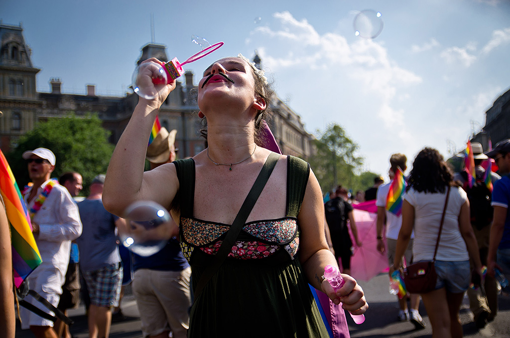 Ezt mondd a gyerekednek, ha meglátja a melegfelvonulást az utcán!