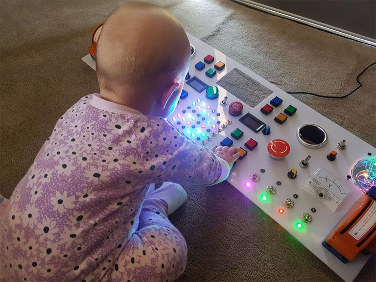 A kreatív apuka gyerekeit elvarázsolják a nyomkodható gombok (Fotó: Pete Dearing)