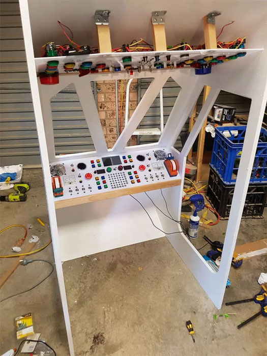 Száz órán át épült az ágy, itt épp a 