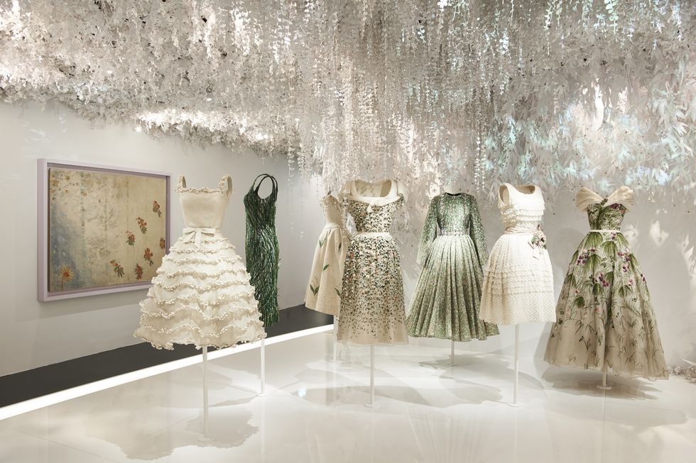 Hatalmas kiállítás nyílt Párizsban 70 év Dior ruháiból