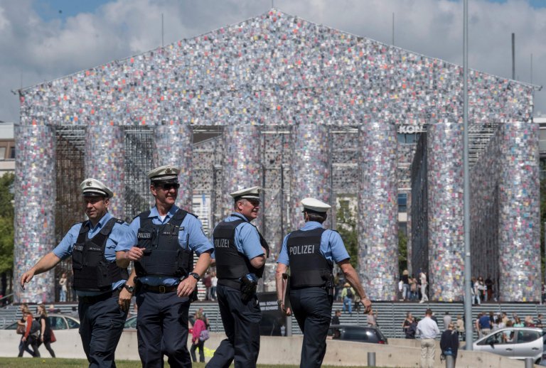 100.000 betiltott könyvből épített különleges templomot a művész