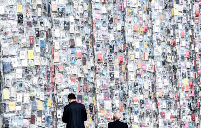 100.000 betiltott könyvből épített különleges templomot a művész