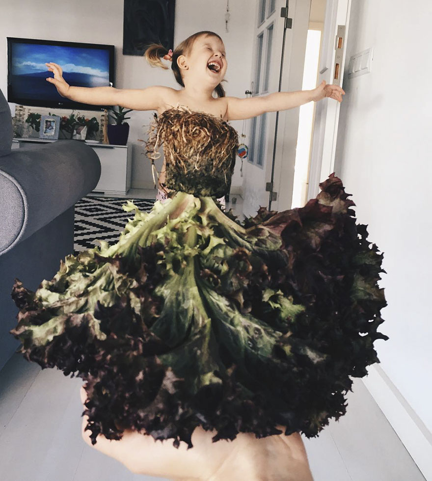 Netes sztár lett a zöldségekbe és gyümölcsökbe öltöztetett kislányból Netes sztár lett a zöldségekbe és gyümölcsökbe öltöztetett kislányból