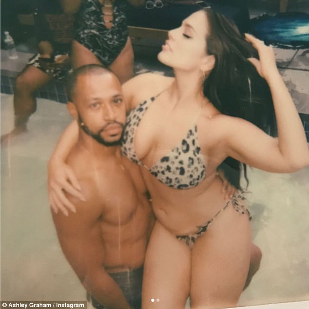 Merész bikiniben feszít a híres plus size modell