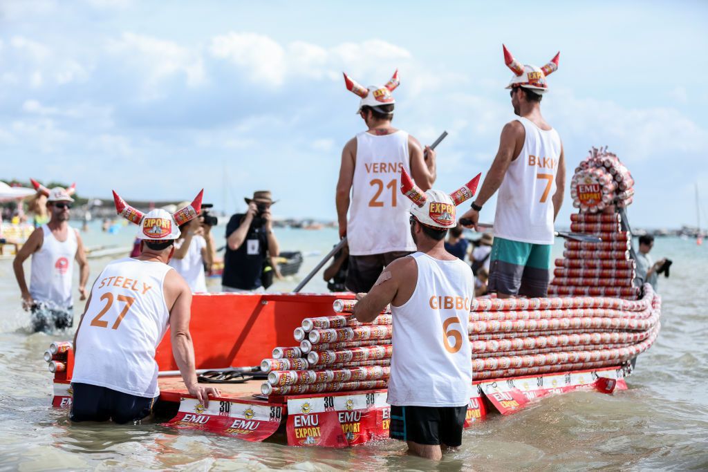 Sörösdobozokból épült tutajokkal versenyeztek Ausztráliában