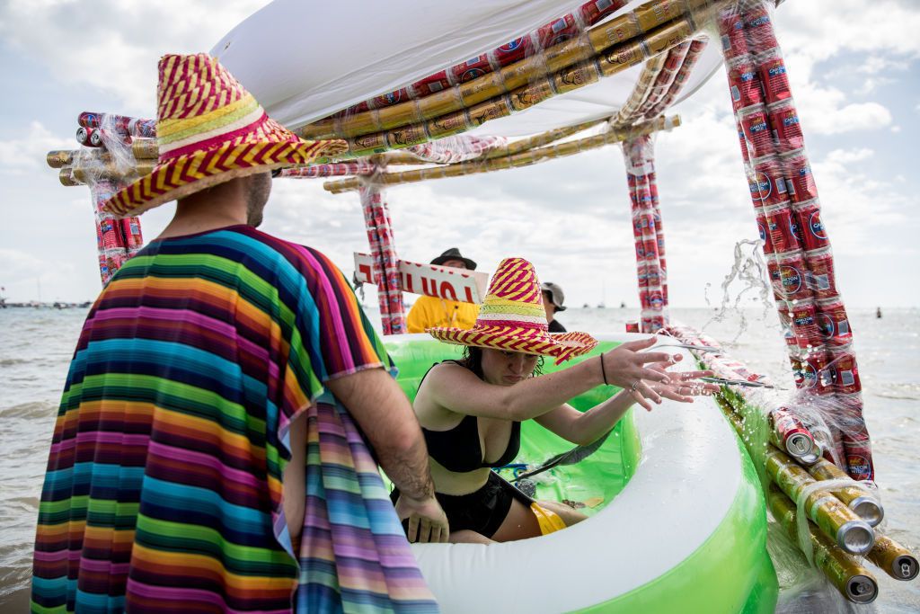 Sörösdobozokból épült tutajokkal versenyeztek Ausztráliában