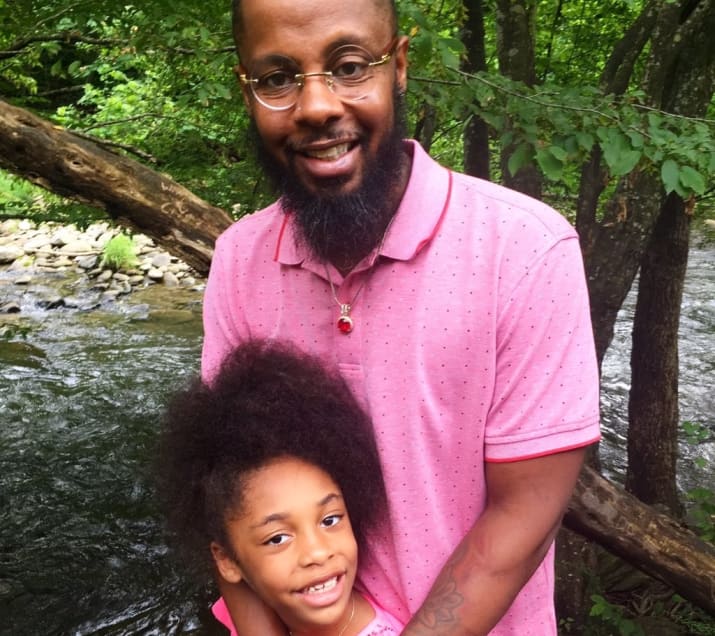 Imádja a net a pinkbe öltözött apa-lánya párost Imádja a net a pinkbe öltözött apa-lánya párost