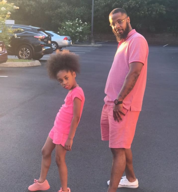 Imádja a net a pinkbe öltözött apa-lánya párost Imádja a net a pinkbe öltözött apa-lánya párost