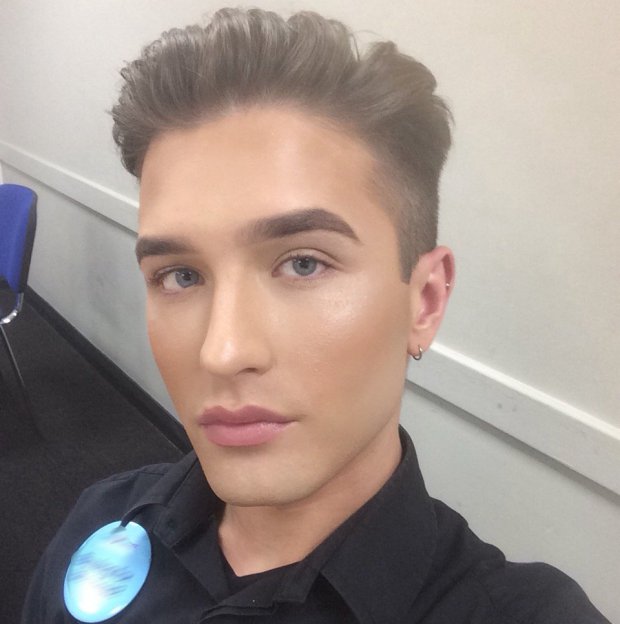 Így vágott vissza a férfi, akinek beszólt a főnöke sminkje miatt Így vágott vissza a férfi, akinek beszólt a főnöke sminkje miatt