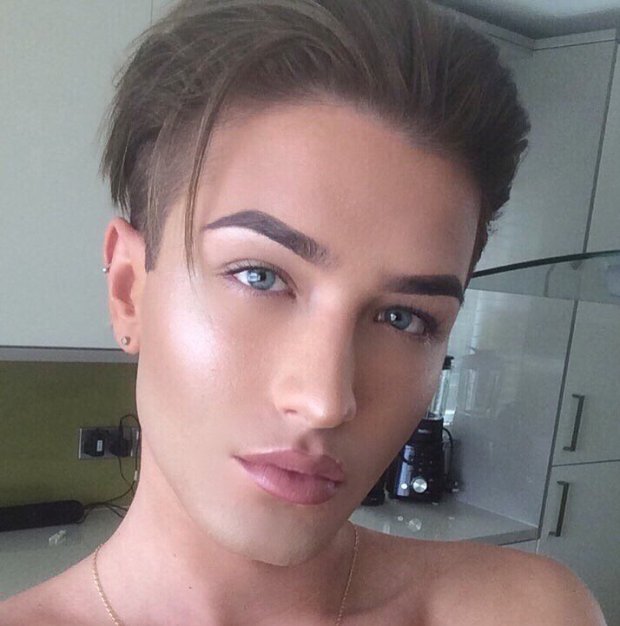 Így vágott vissza a férfi, akinek beszólt a főnöke sminkje miatt Így vágott vissza a férfi, akinek beszólt a főnöke sminkje miatt