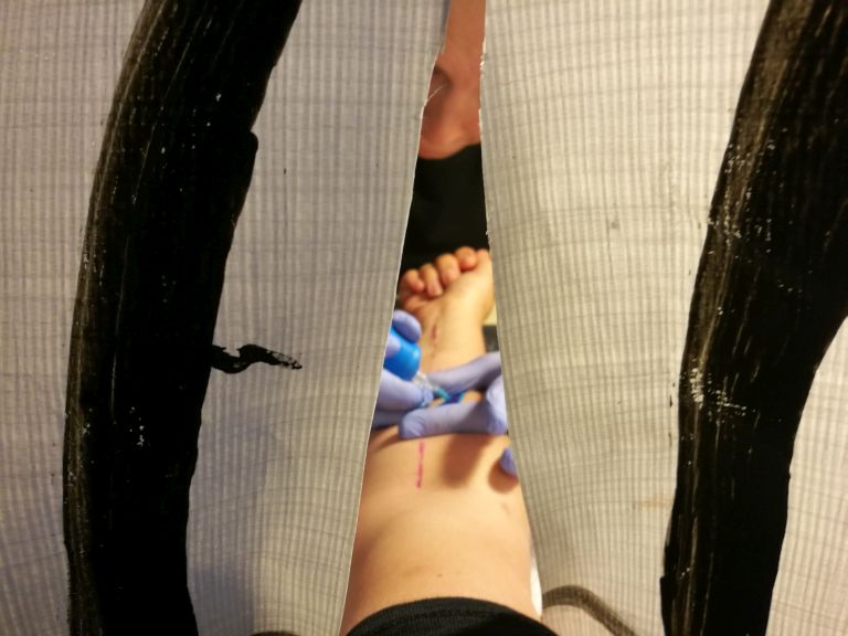 Így készült a tetoválás a függöny másik oldalán