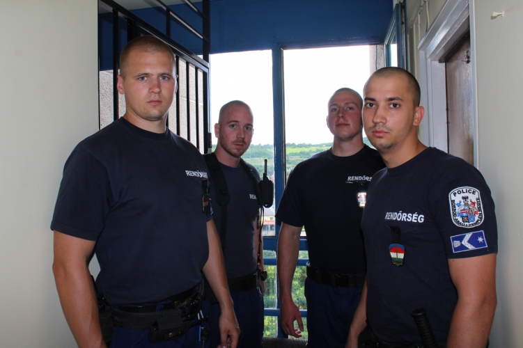 A derekánál fogva rántották vissza az ugrani készülő férfit a rendőrök