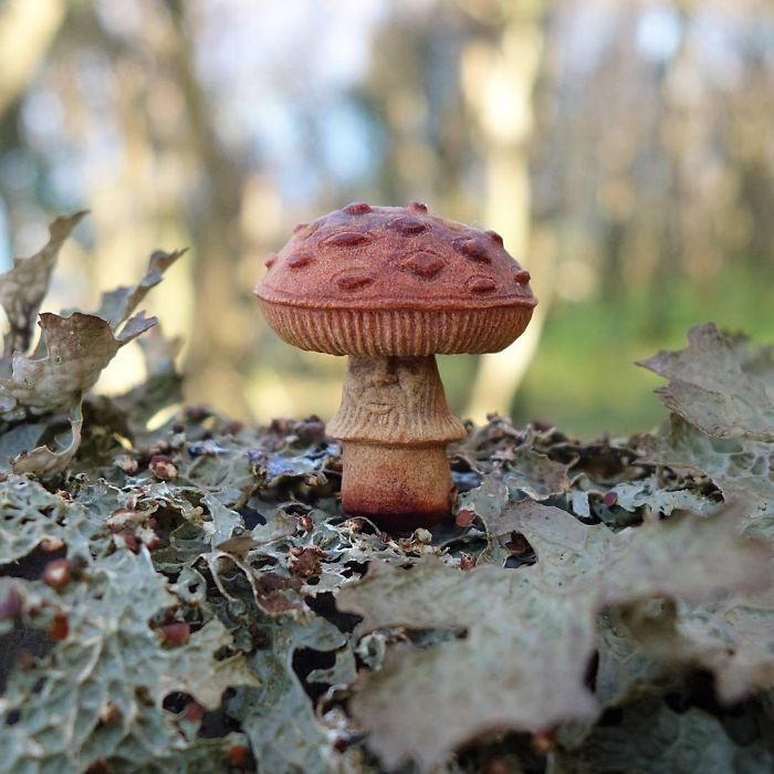 Mesebeli eredei lények avokádómagból faragva