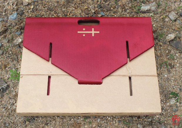 Kartonból készült asztalka segít házit írni a rászoruló gyerekeknek