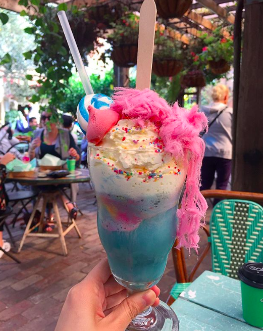 Félre a frappucinóval, megérkezett az unikornisszóda