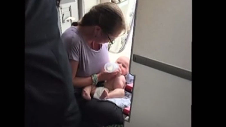 Felhevült a baba teste a repülőn