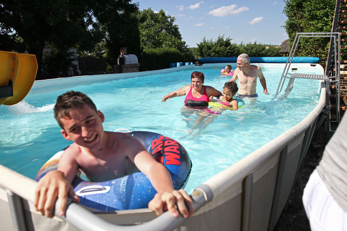 A háttérben Domokos Zsolt és Bacsó Gizella konduktorok