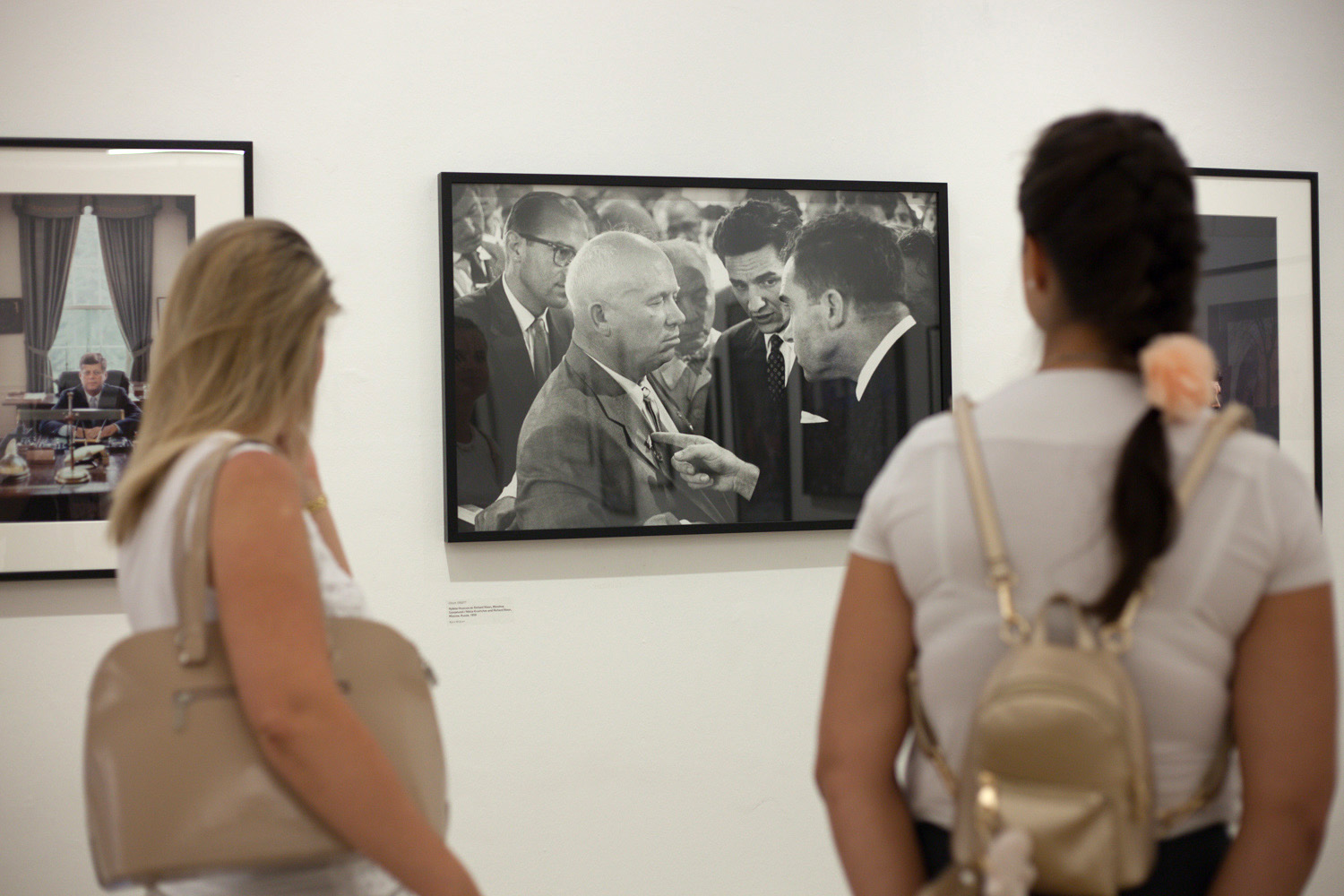 Az a kép megvan, amikor Nixon és Hruscsov a káposztalevesről vitáznak?