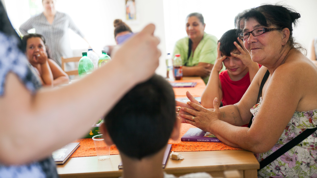 Madár? Nem. Akkor gólya! - ezért olvasnak meséket a Huszár-telepi roma édesanyák