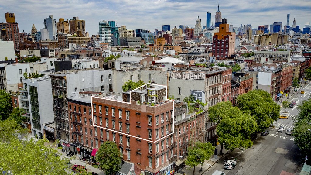 Nézz körbe New York legkülönlegesebb tetőtéri lakásában, ami akár egy vidéki kúria is lehetne!