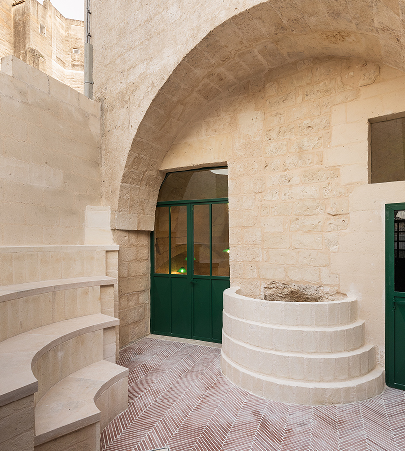 Ilyen egy kortárs borospince, egy szikla belsejében