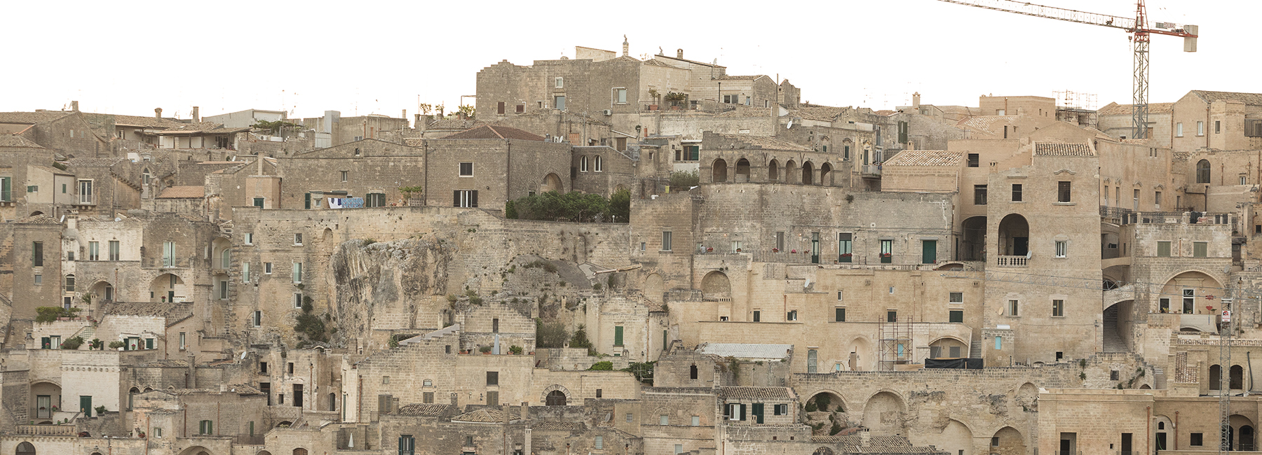 Ilyen egy kortárs borospince, egy szikla belsejében