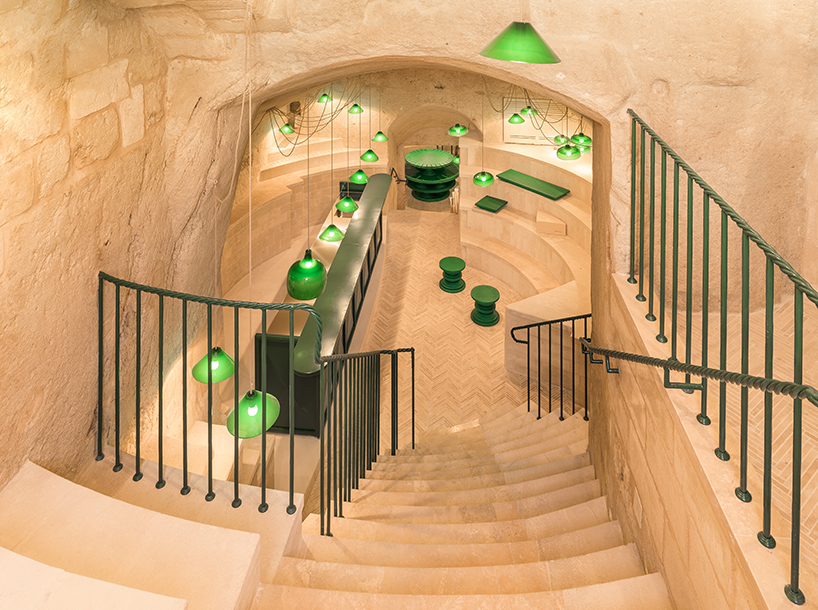 Ilyen egy kortárs borospince, egy szikla belsejében