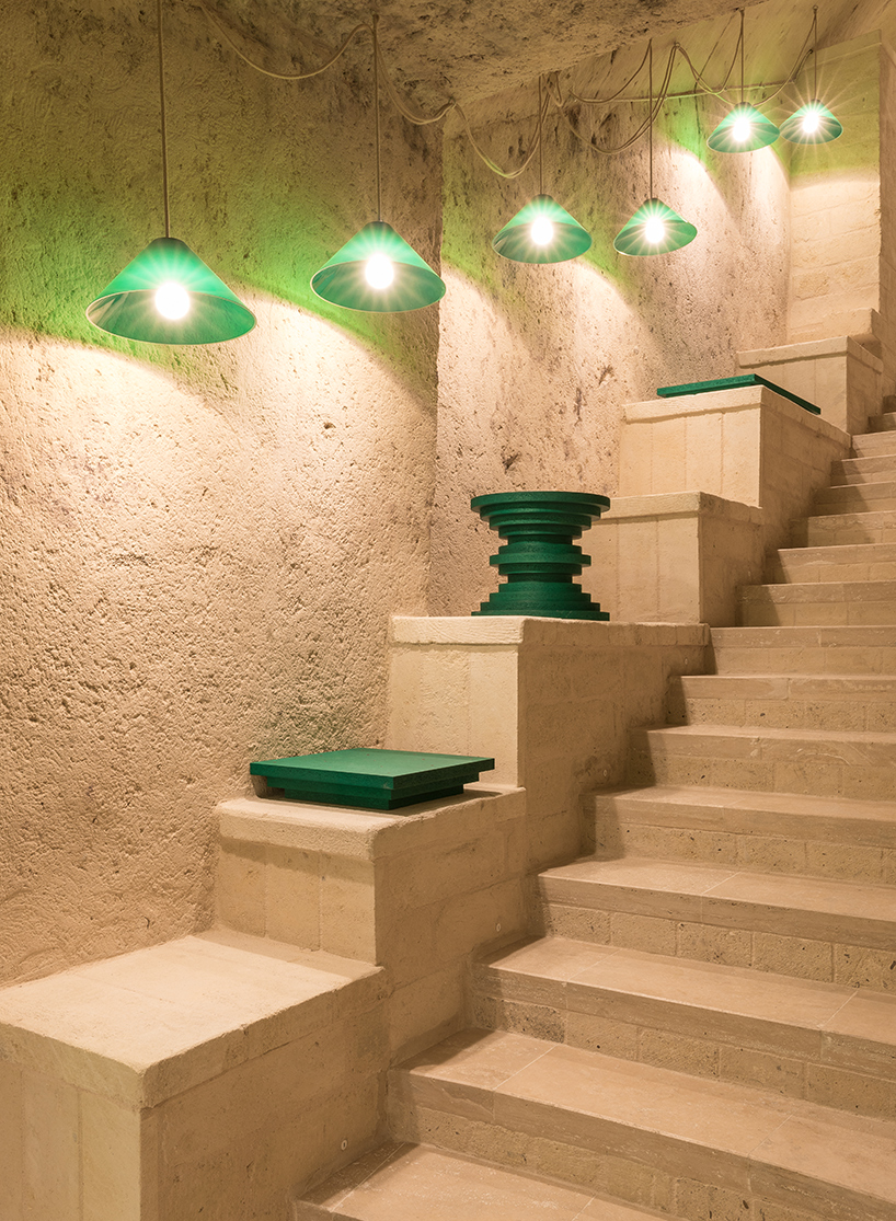 Ilyen egy kortárs borospince, egy szikla belsejében