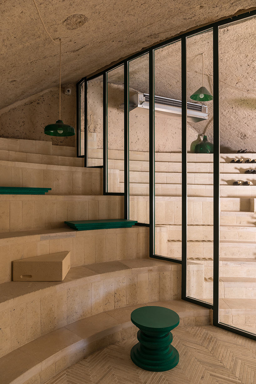 Ilyen egy kortárs borospince, egy szikla belsejében